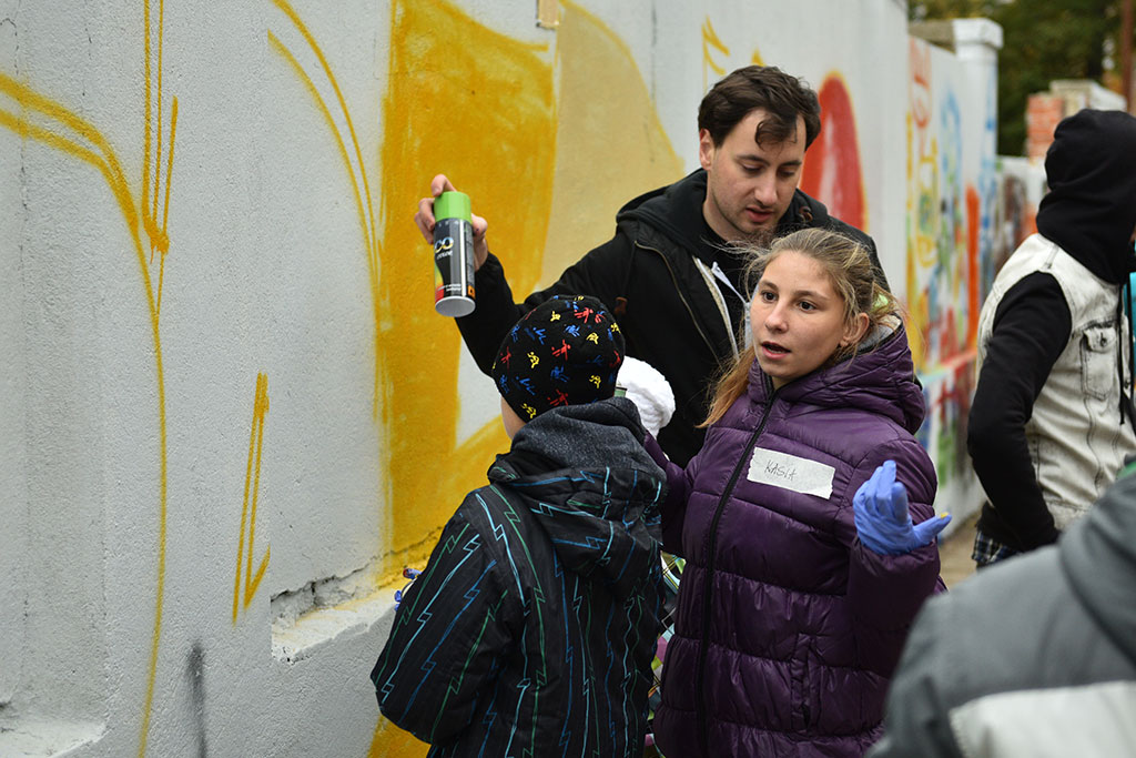 Graffiti powstało na murze okalającym budowę przy Artyleryjskiej