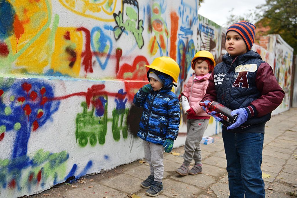 Graffiti powstało na murze okalającym budowę przy Artyleryjskiej