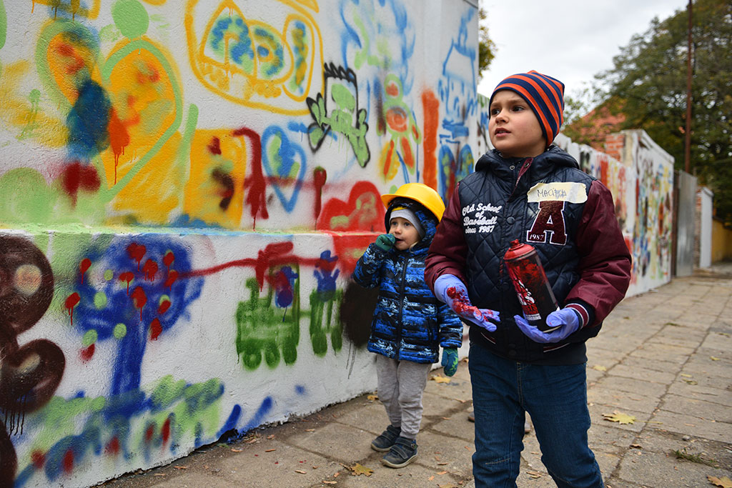 Graffiti powstało na murze okalającym budowę przy Artyleryjskiej