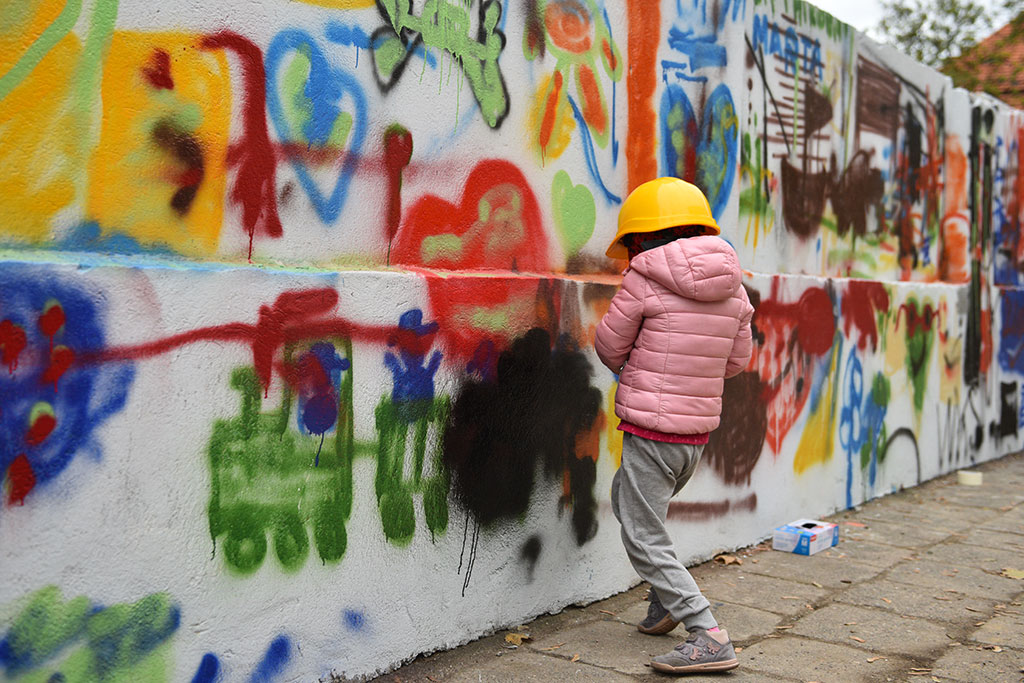 Graffiti powstało na murze okalającym budowę przy Artyleryjskiej