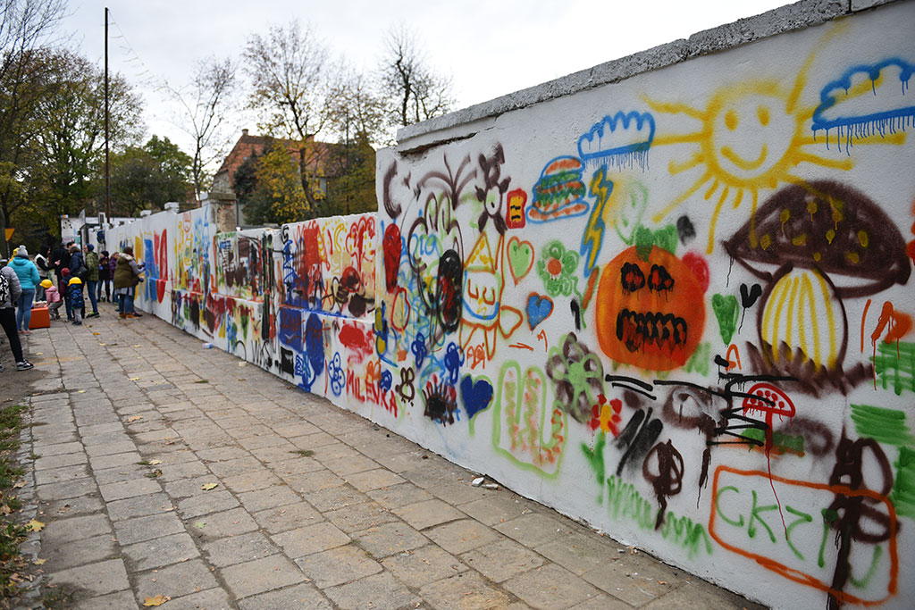 Graffiti powstało na murze okalającym budowę przy Artyleryjskiej