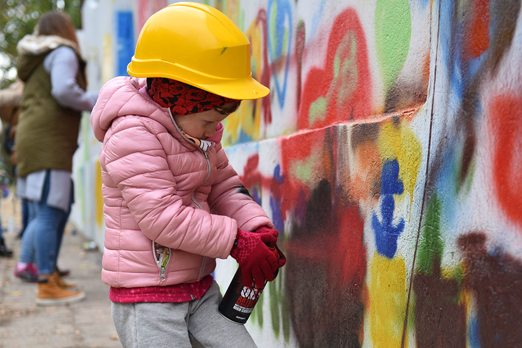 Graffiti powstało na murze okalającym budowę przy Artyleryjskiej