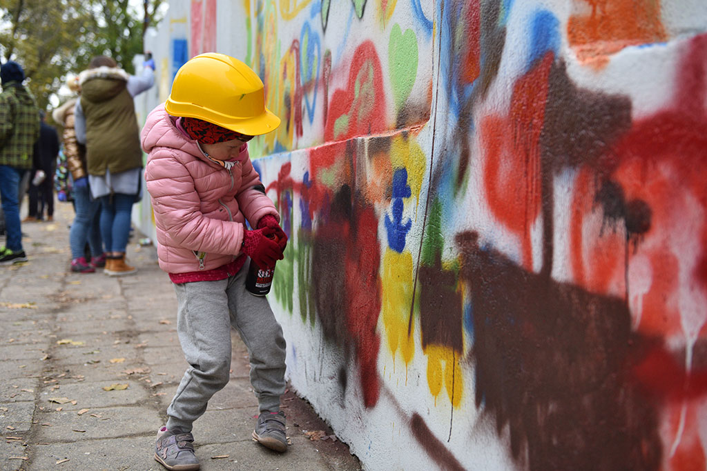 Graffiti powstało na murze okalającym budowę przy Artyleryjskiej