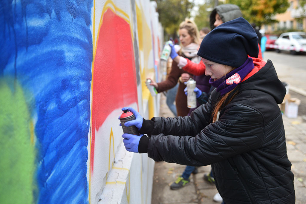 Graffiti powstało na murze okalającym budowę przy Artyleryjskiej