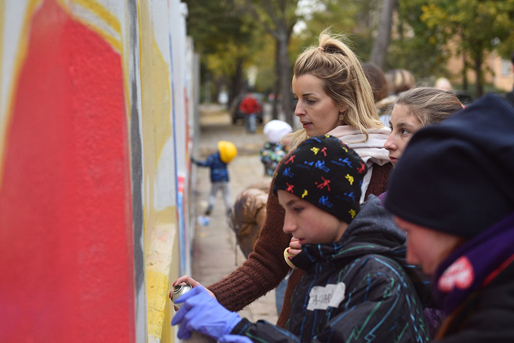 Graffiti powstało na murze okalającym budowę przy Artyleryjskiej