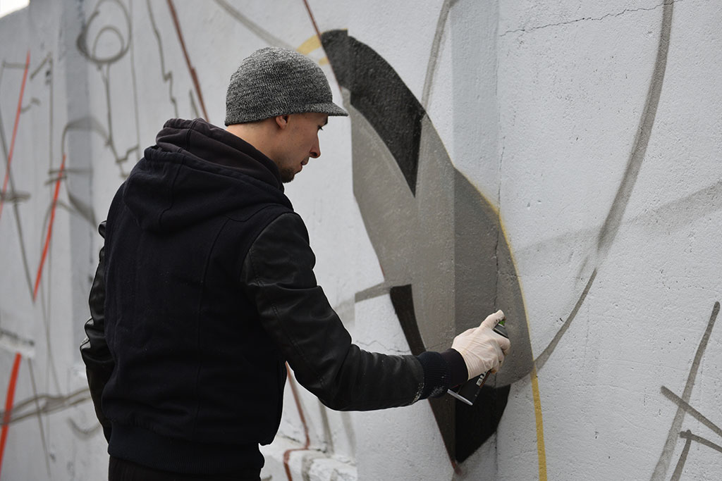 Graffiti powstało na murze okalającym budowę przy Artyleryjskiej