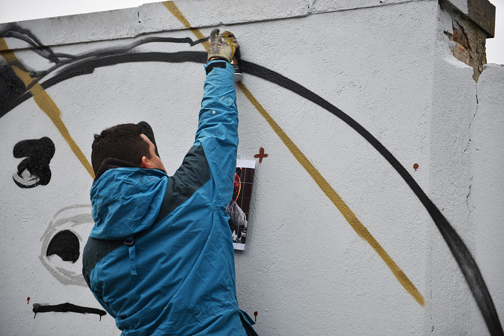 Graffiti powstało na murze okalającym budowę przy Artyleryjskiej