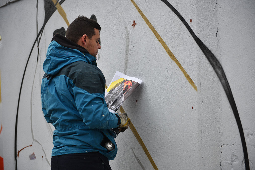 Graffiti powstało na murze okalającym budowę przy Artyleryjskiej