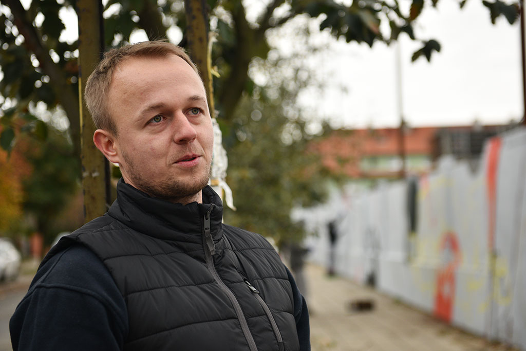 Graffiti powstało na murze okalającym budowę przy Artyleryjskiej