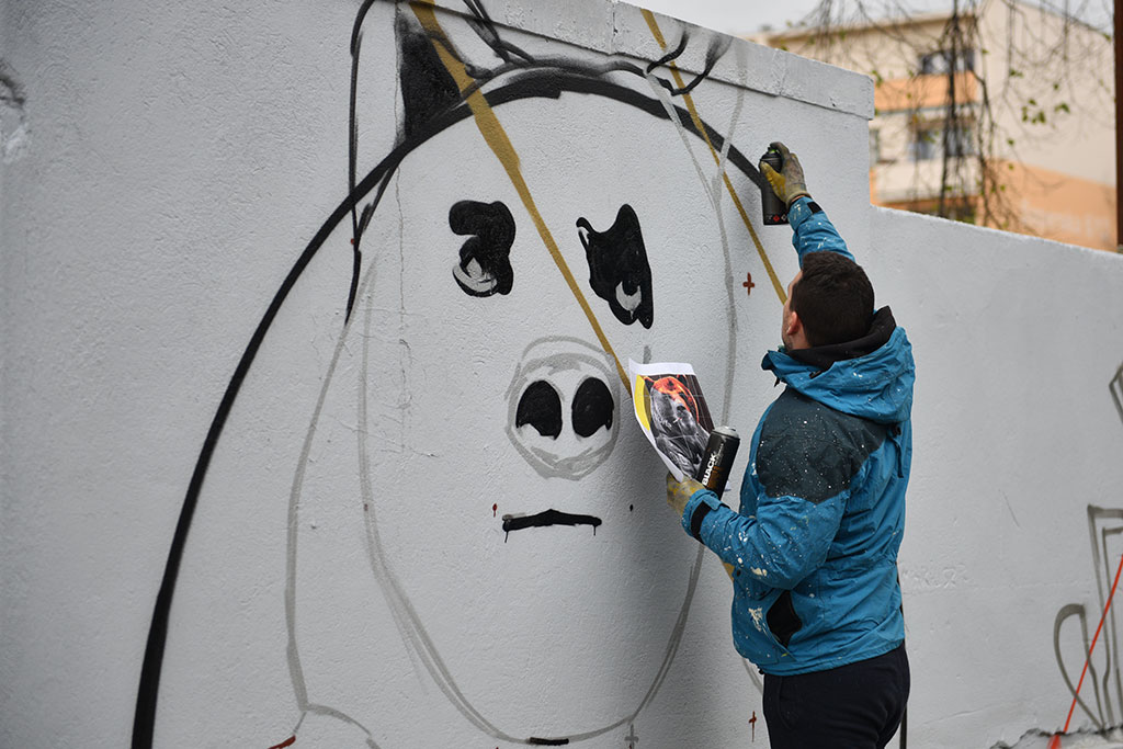 Graffiti powstało na murze okalającym budowę przy Artyleryjskiej