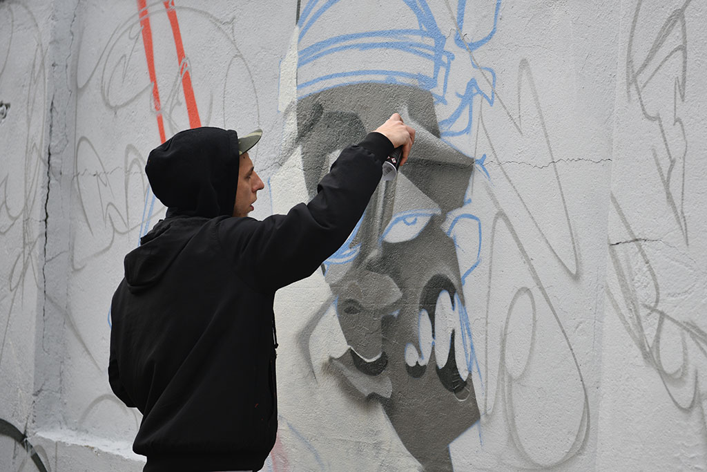 Graffiti powstało na murze okalającym budowę przy Artyleryjskiej