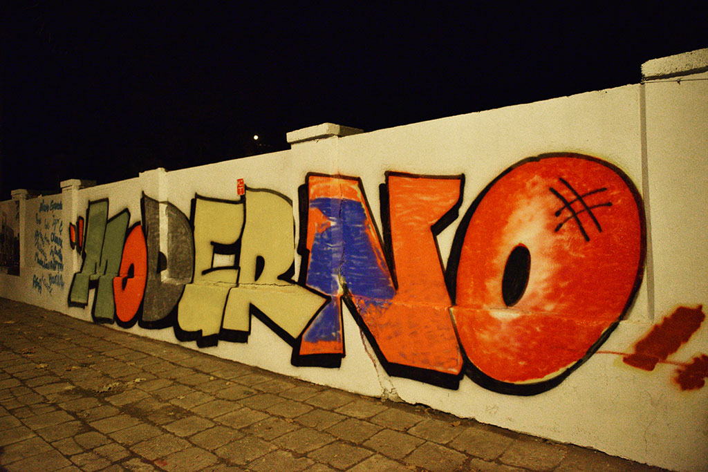 Graffiti powstało na murze okalającym budowę przy Artyleryjskiej