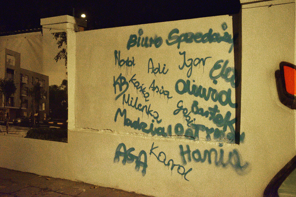Graffiti powstało na murze okalającym budowę przy Artyleryjskiej