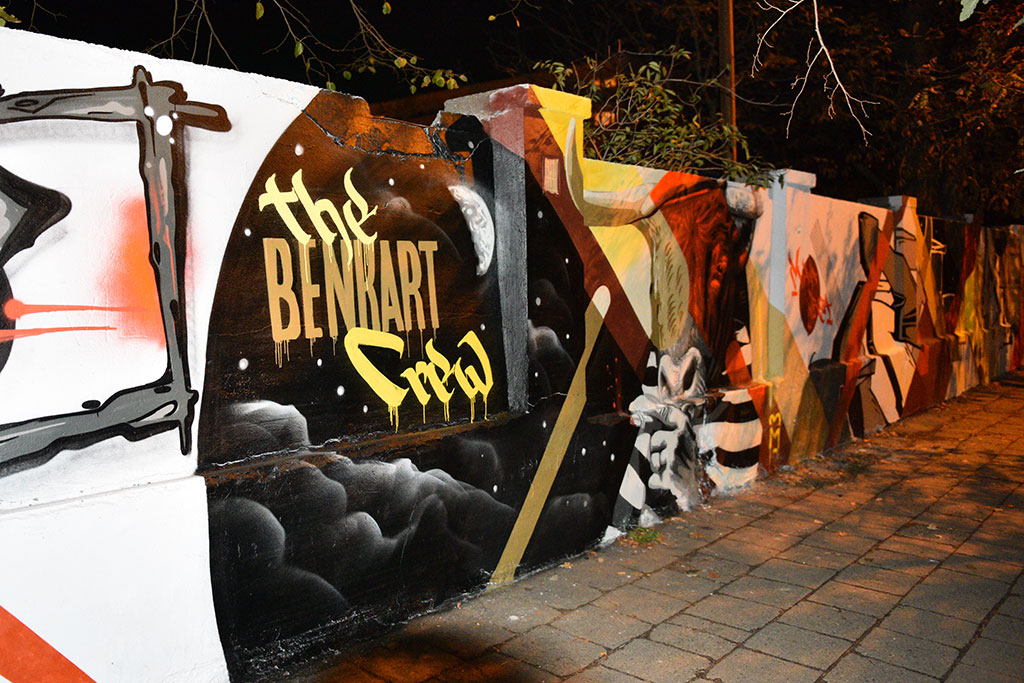 Graffiti powstało na murze okalającym budowę przy Artyleryjskiej