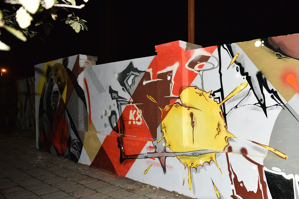 Graffiti powstało na murze okalającym budowę przy Artyleryjskiej