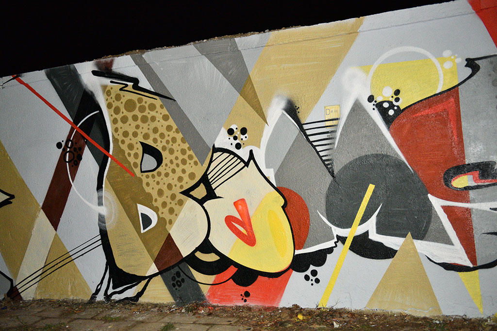 Graffiti powstało na murze okalającym budowę przy Artyleryjskiej
