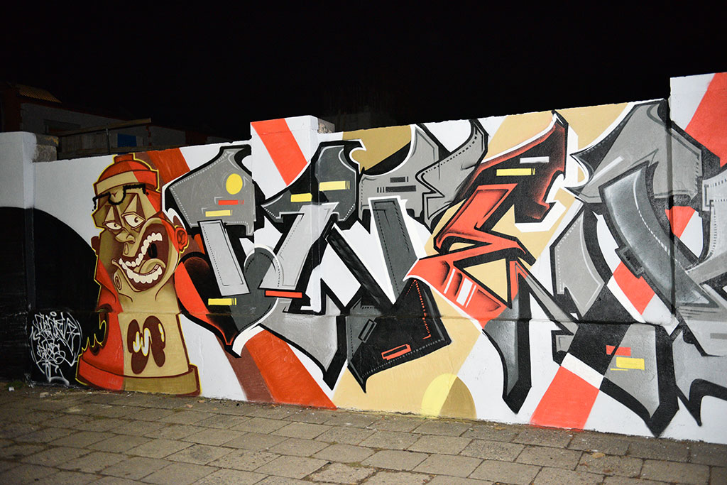 Graffiti powstało na murze okalającym budowę przy Artyleryjskiej