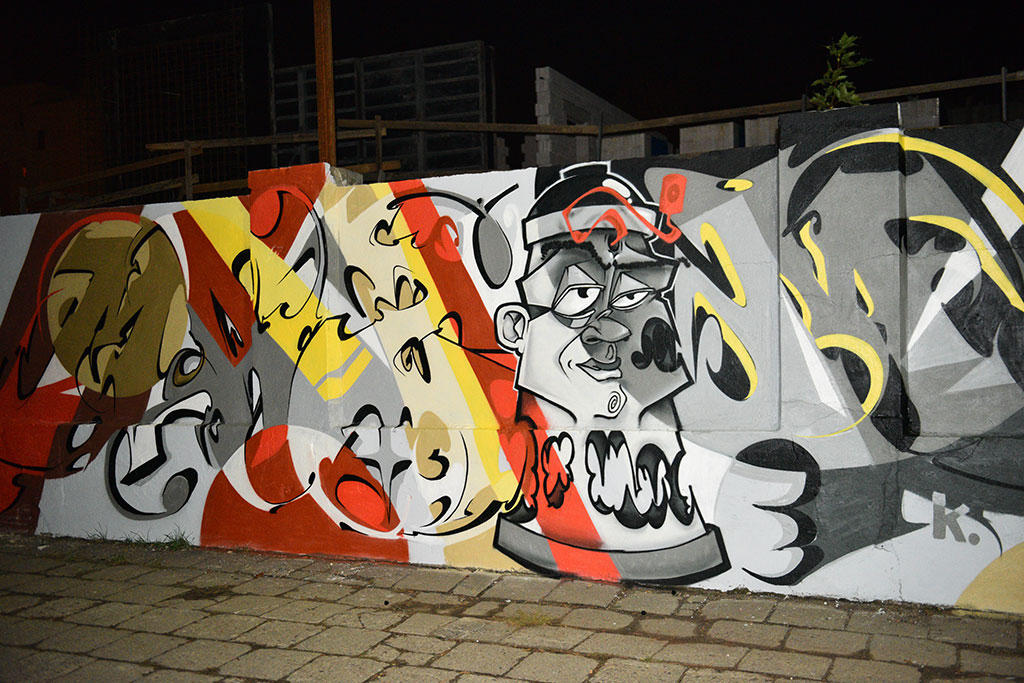Graffiti powstało na murze okalającym budowę przy Artyleryjskiej