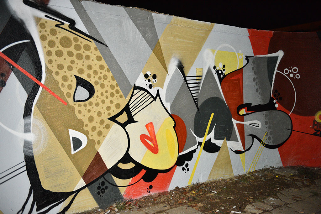 Graffiti powstało na murze okalającym budowę przy Artyleryjskiej