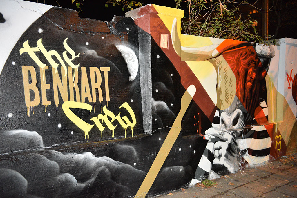 Graffiti powstało na murze okalającym budowę przy Artyleryjskiej
