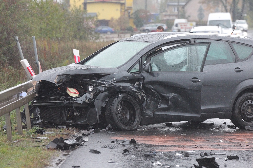 Wypadek na drodze Legnica - Złotoryja. Dwie osoby ranne