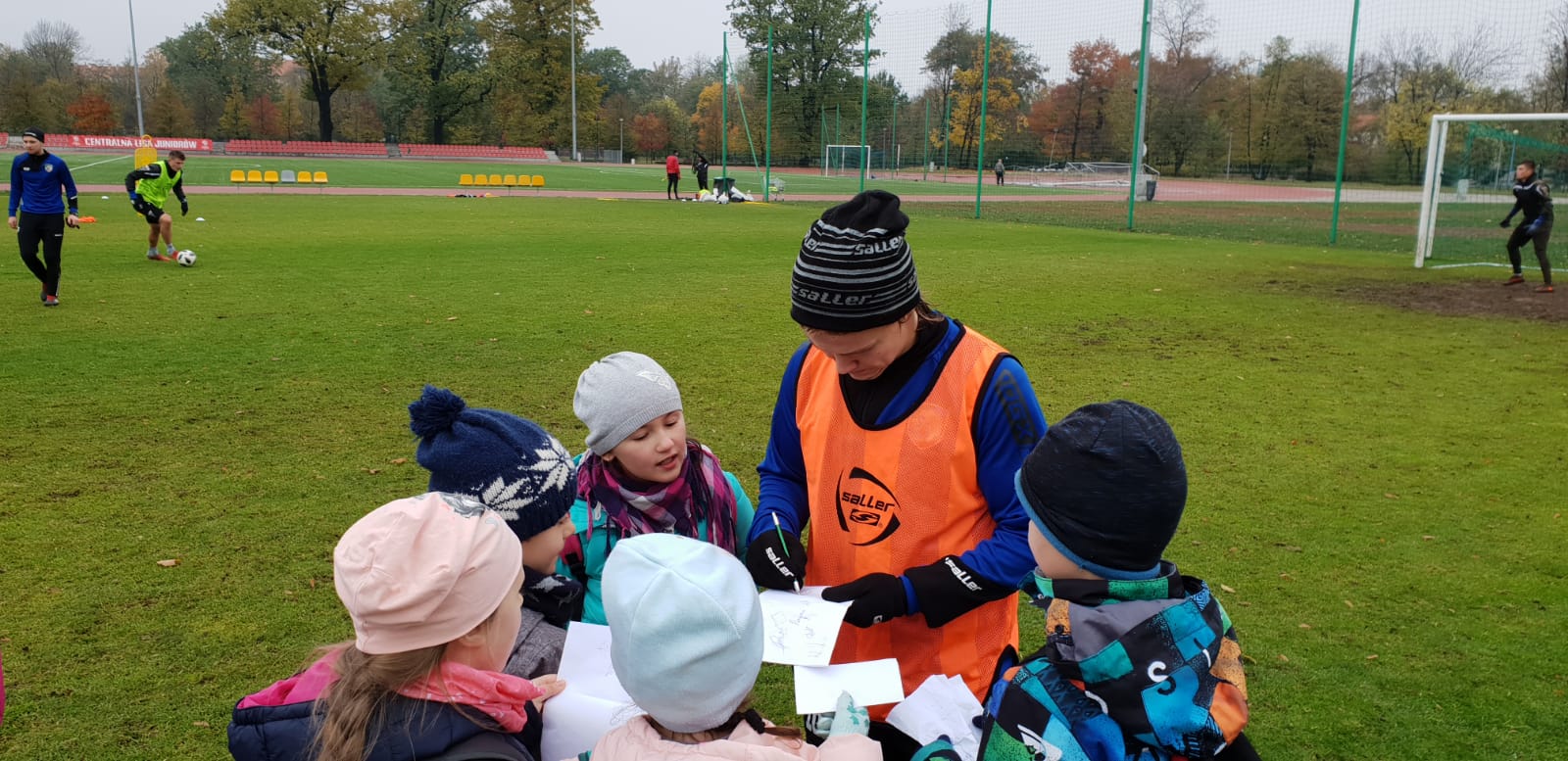 Uczniowie Szkoły Podstawowej nr 16 na treningu Miedzi Legnica