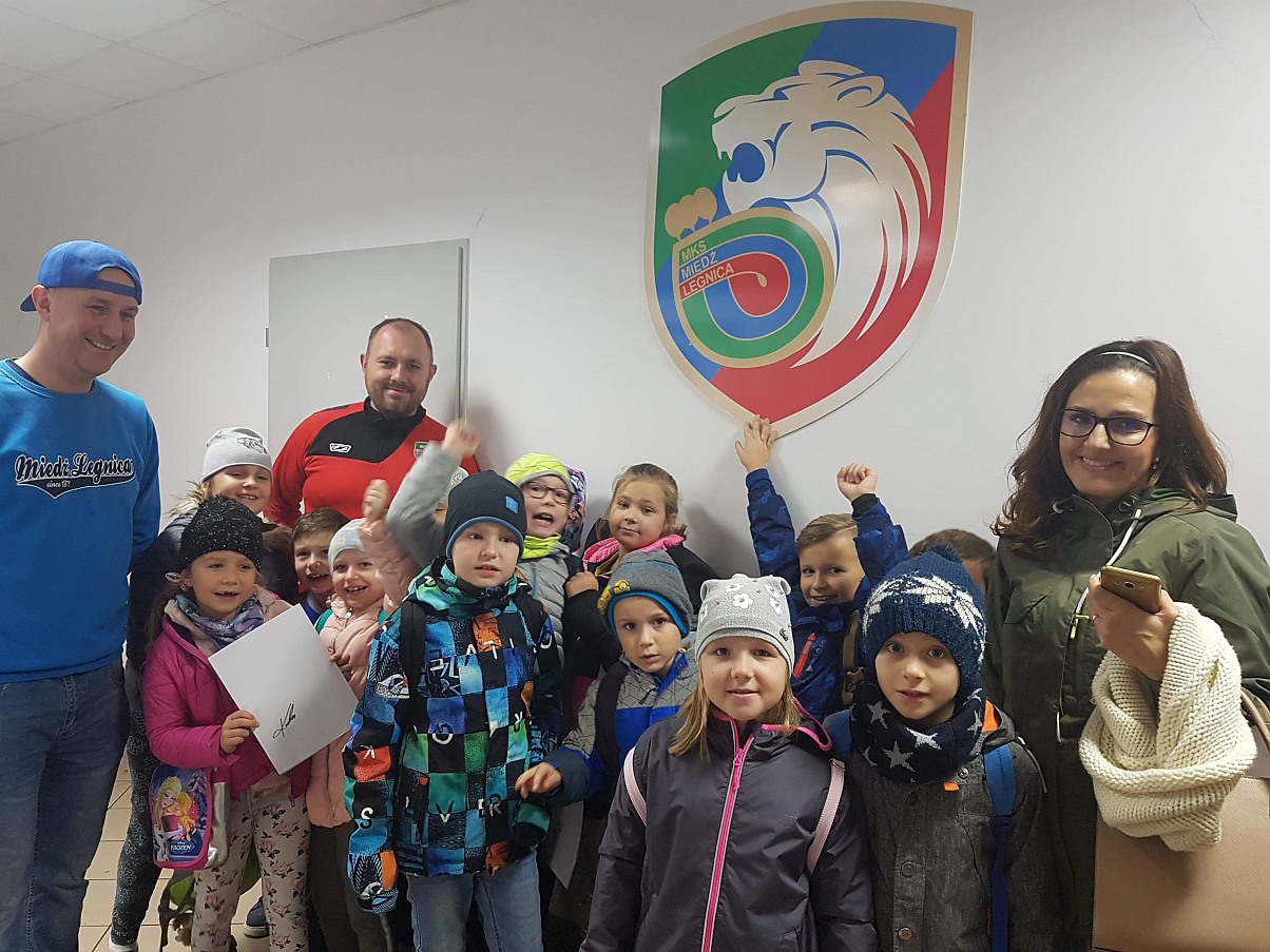 Uczniowie Szkoły Podstawowej nr 16 na treningu Miedzi Legnica