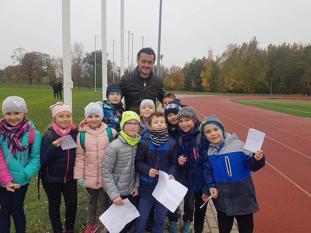 Uczniowie Szkoły Podstawowej nr 16 na treningu Miedzi Legnica