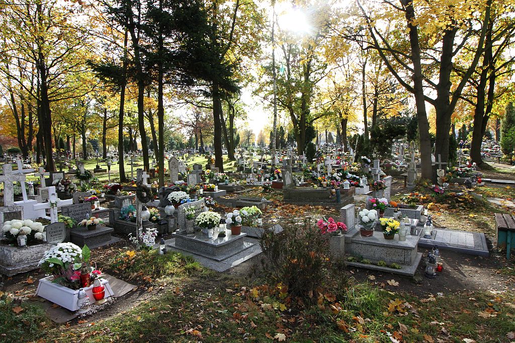 Legniczanie odwiedzają groby bliskich na legnickiej nekropolii