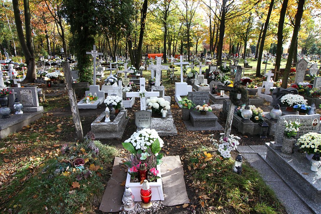 Legniczanie odwiedzają groby bliskich na legnickiej nekropolii