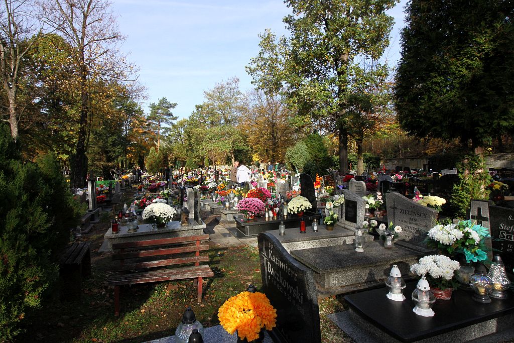 Legniczanie odwiedzają groby bliskich na legnickiej nekropolii