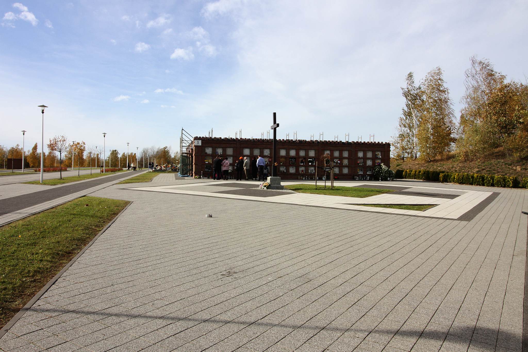 Legniczanie odwiedzają groby na cmentarzu w Jaszkowie