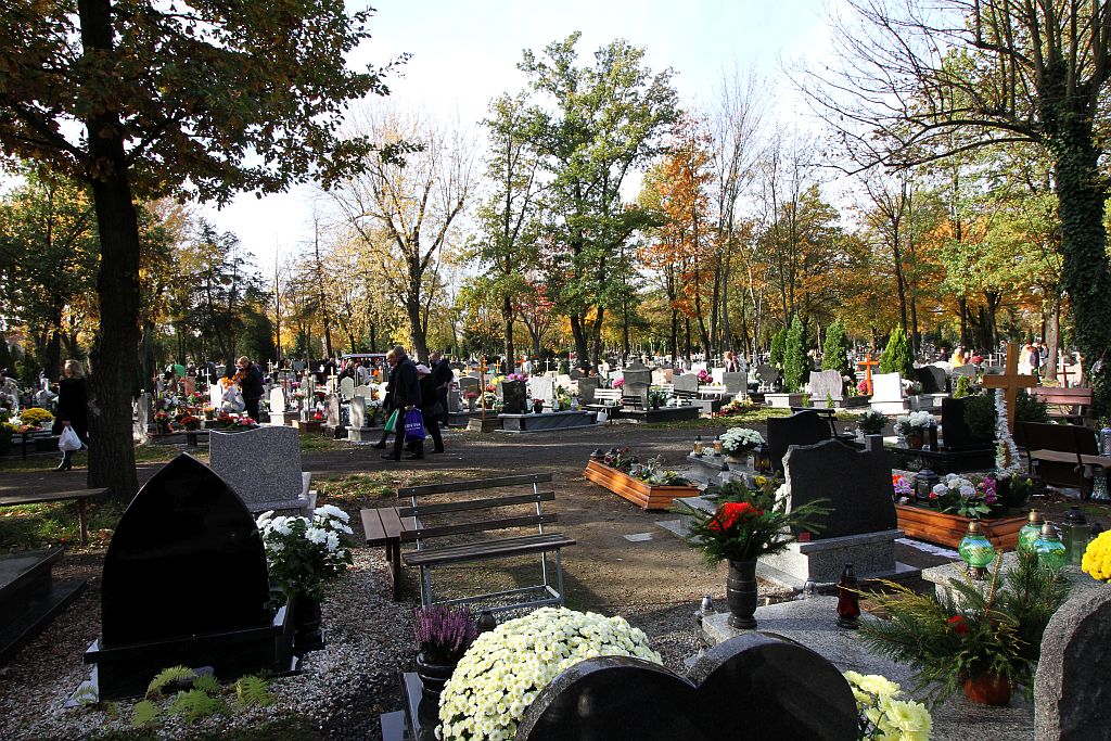 Legniczanie odwiedzają groby bliskich na legnickiej nekropolii