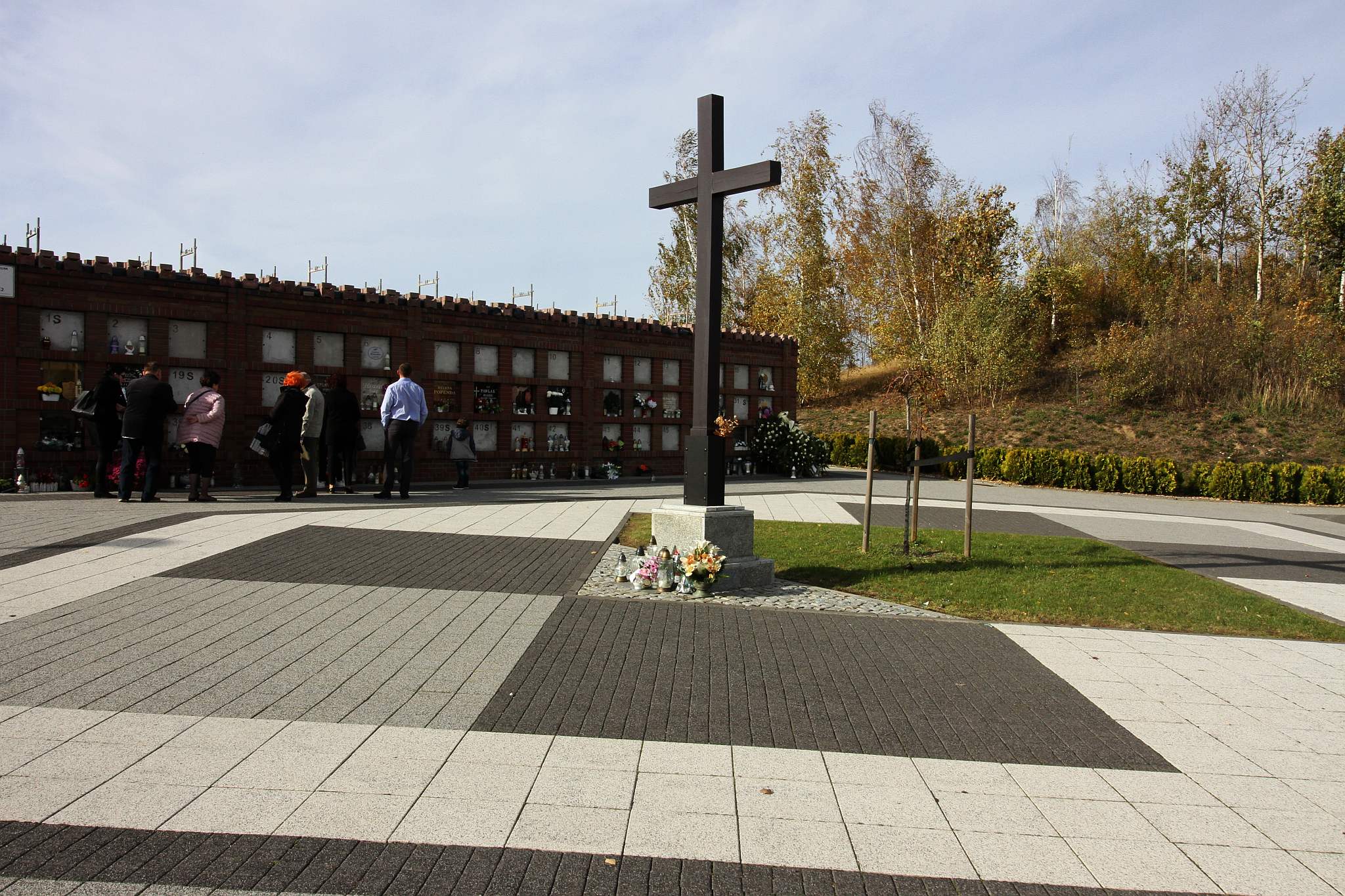 Legniczanie odwiedzają groby na cmentarzu w Jaszkowie