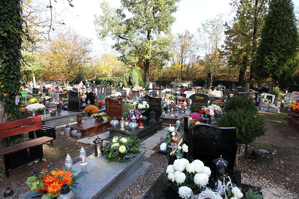 Legniczanie odwiedzają groby bliskich na legnickiej nekropolii
