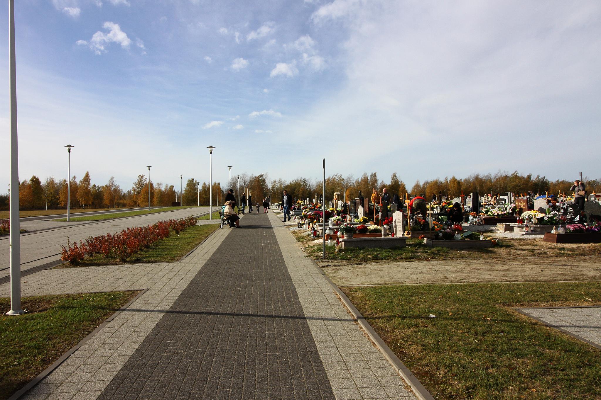 Legniczanie odwiedzają groby na cmentarzu w Jaszkowie