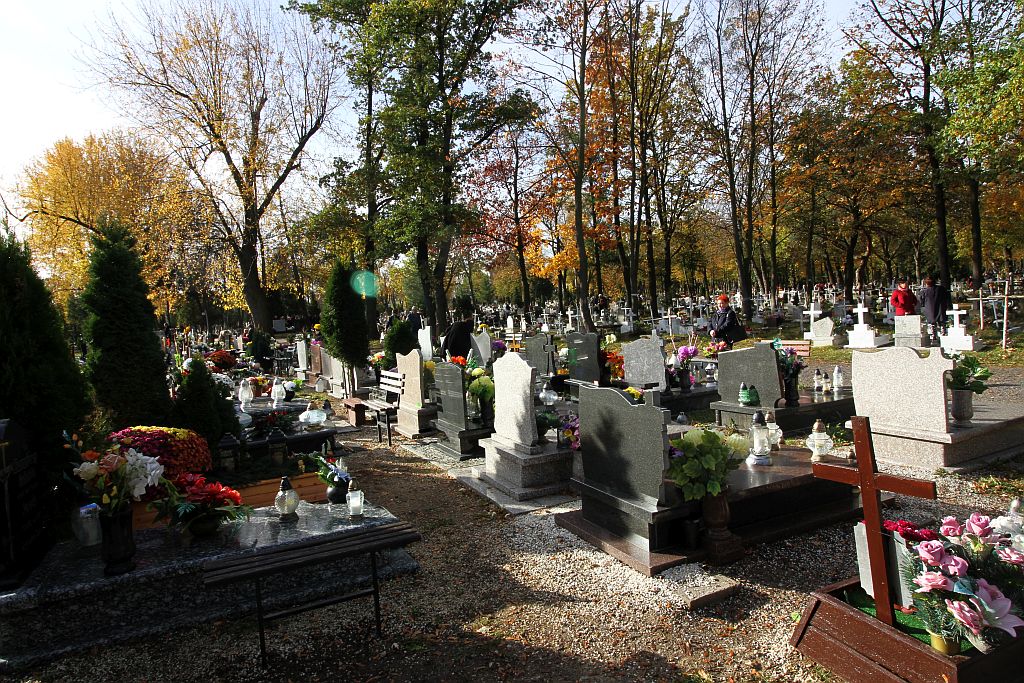 Legniczanie odwiedzają groby bliskich na legnickiej nekropolii