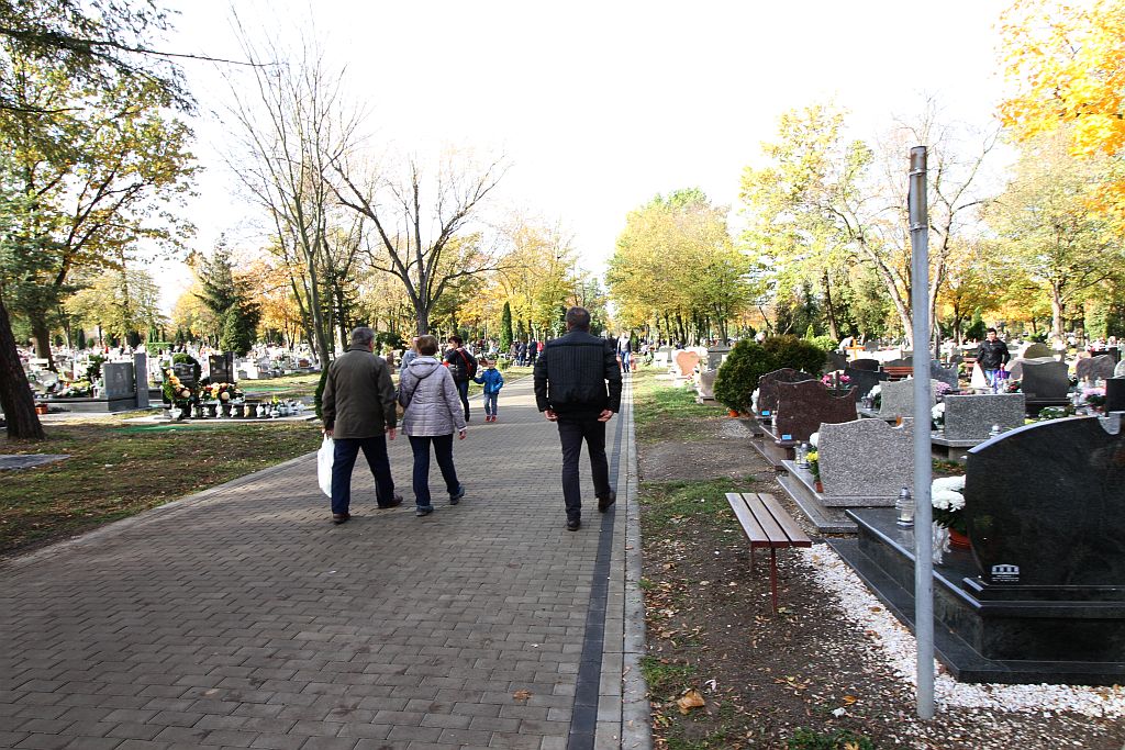 Legniczanie odwiedzają groby bliskich na legnickiej nekropolii
