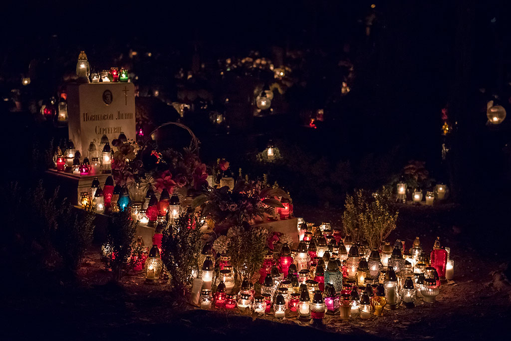 Wieczorny widok legnickiej nekropolii przy ulicy Wrocławskiej