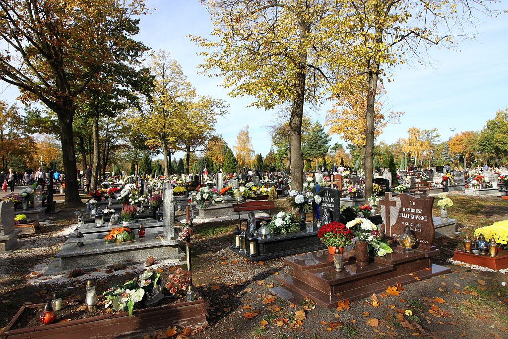 Legniczanie odwiedzają groby bliskich na legnickiej nekropolii