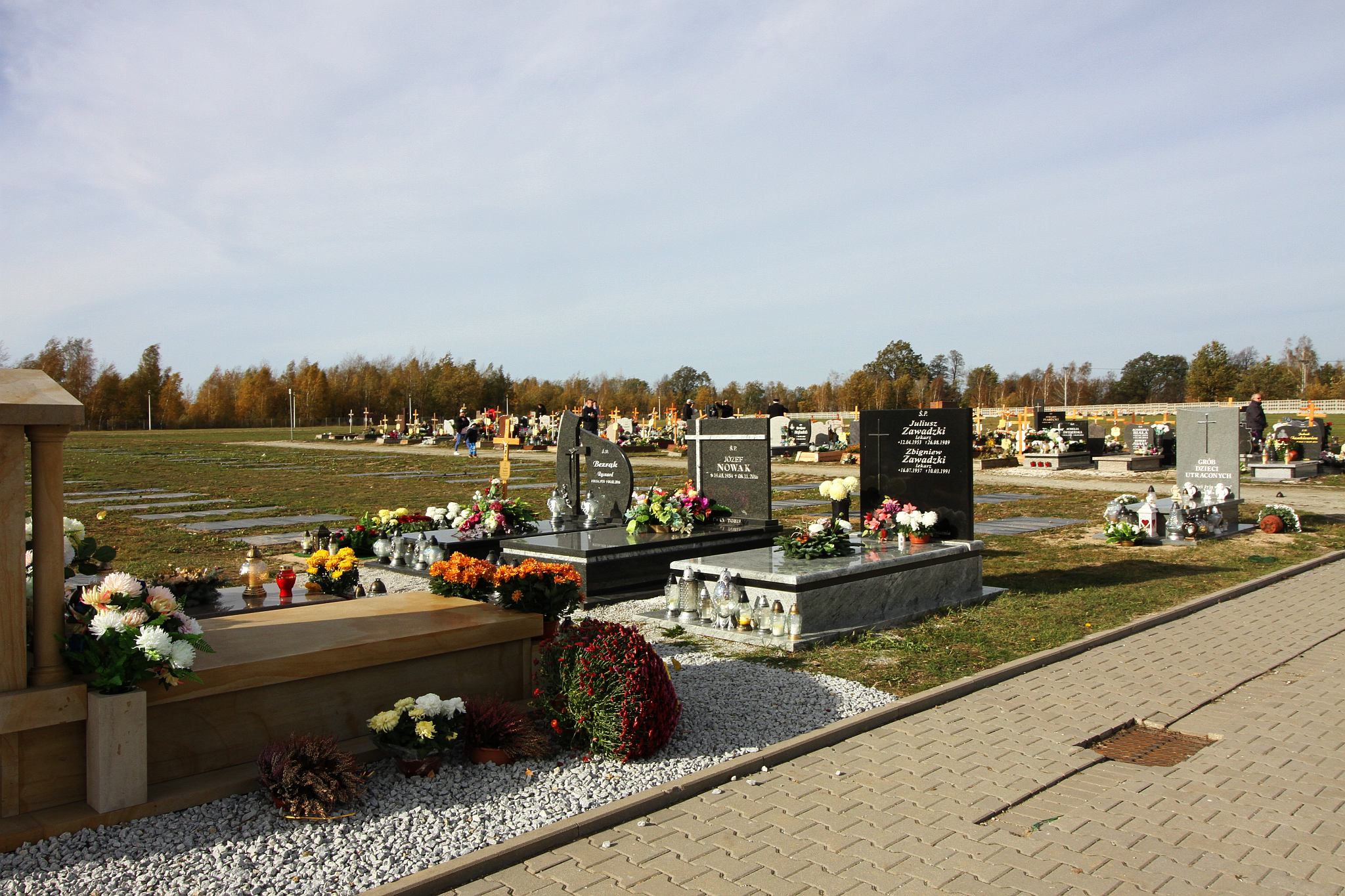 Legniczanie odwiedzają groby na cmentarzu w Jaszkowie