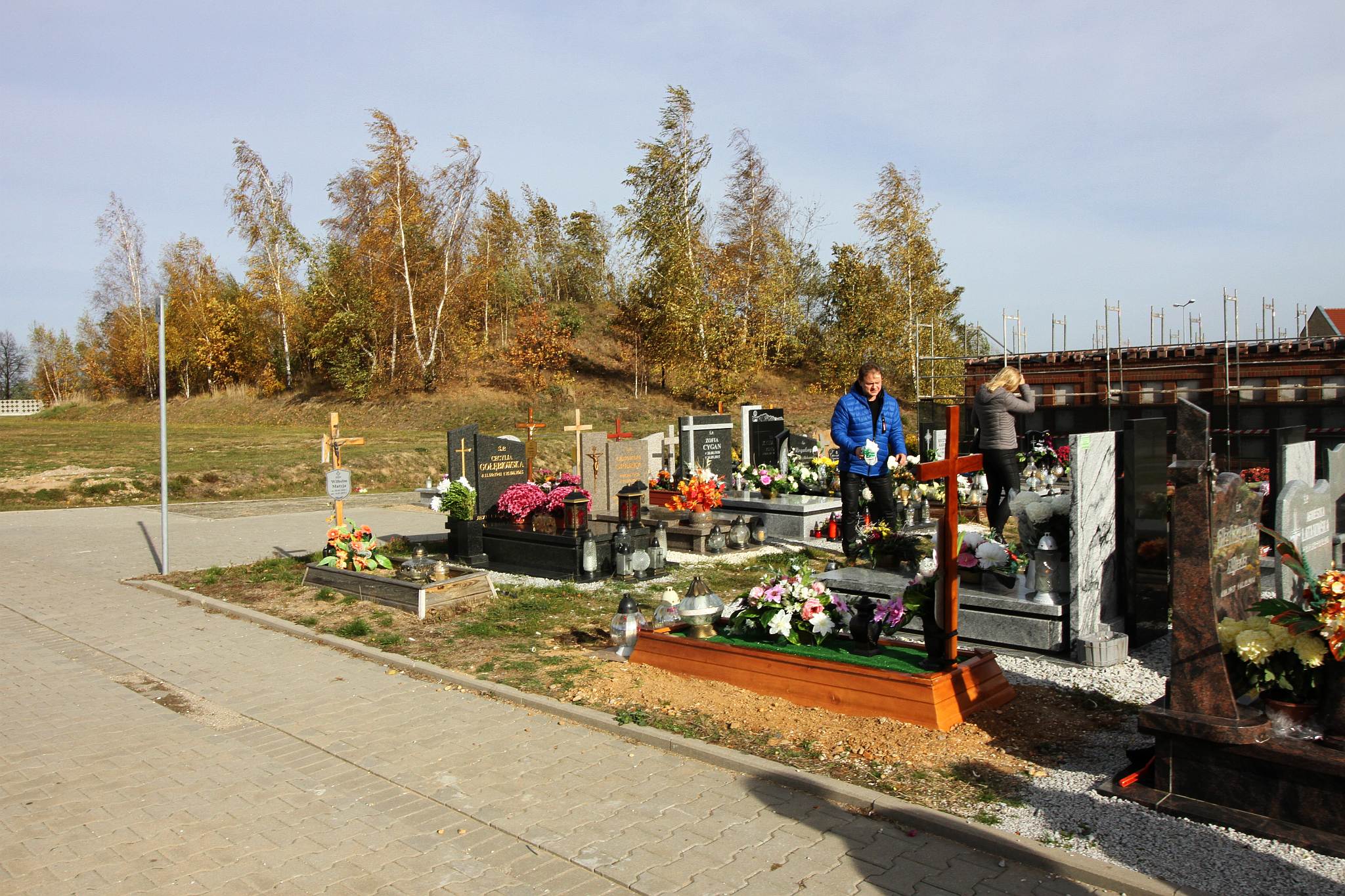 Legniczanie odwiedzają groby na cmentarzu w Jaszkowie