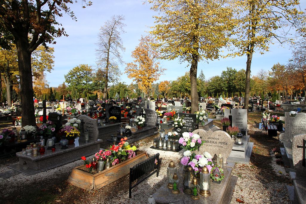 Legniczanie odwiedzają groby bliskich na legnickiej nekropolii