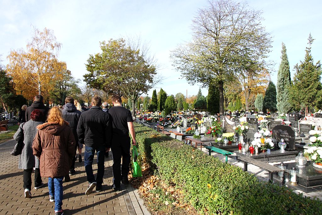 Legniczanie odwiedzają groby bliskich na legnickiej nekropolii