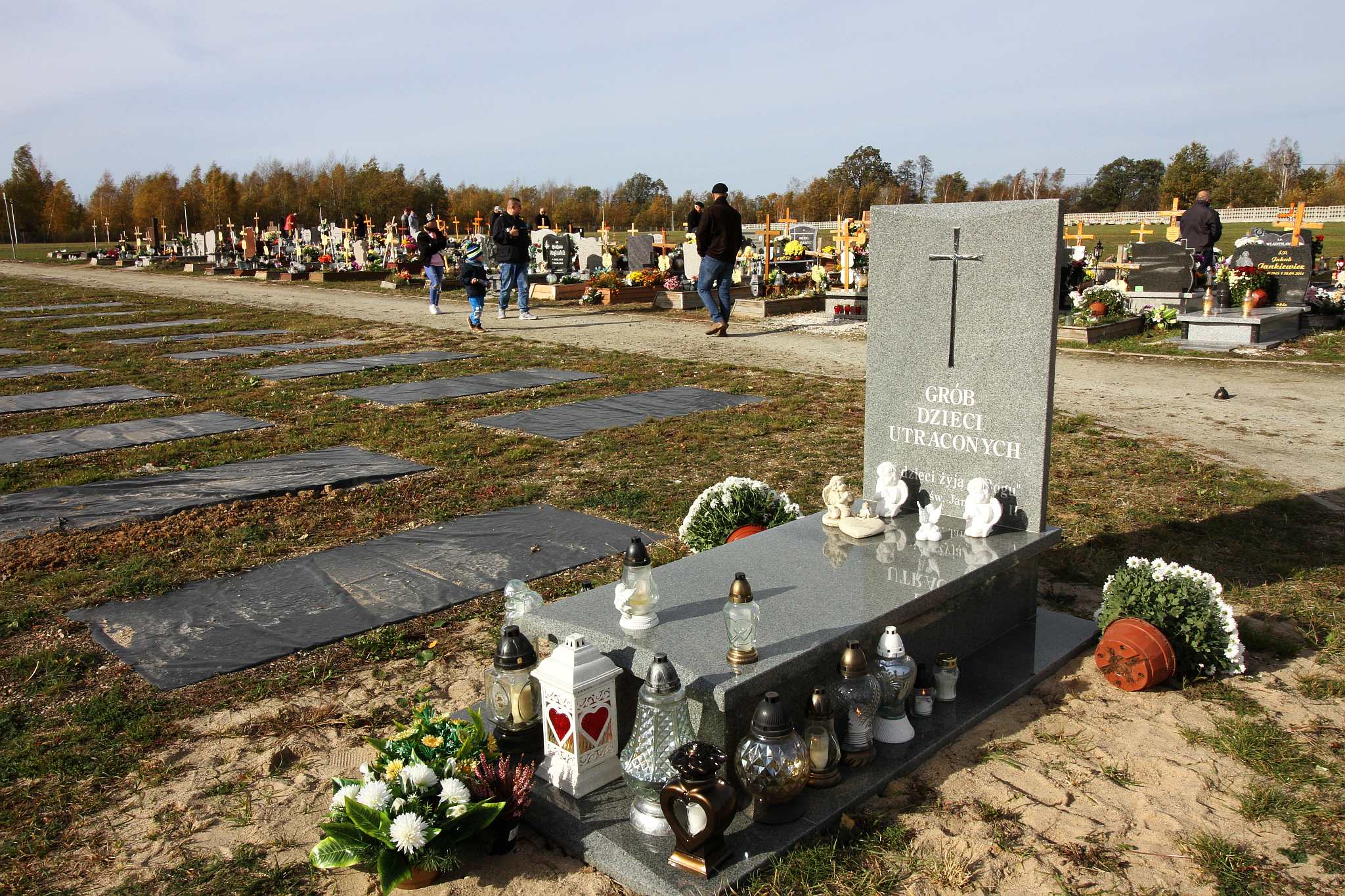 Legniczanie odwiedzają groby na cmentarzu w Jaszkowie
