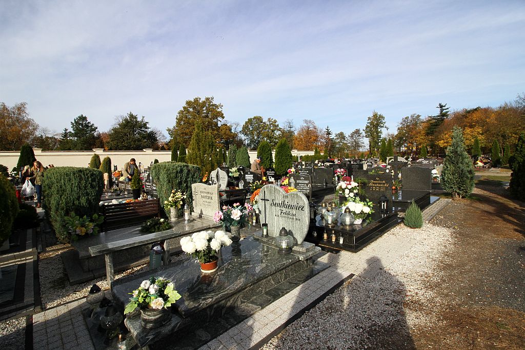 Legniczanie odwiedzają groby bliskich na legnickiej nekropolii