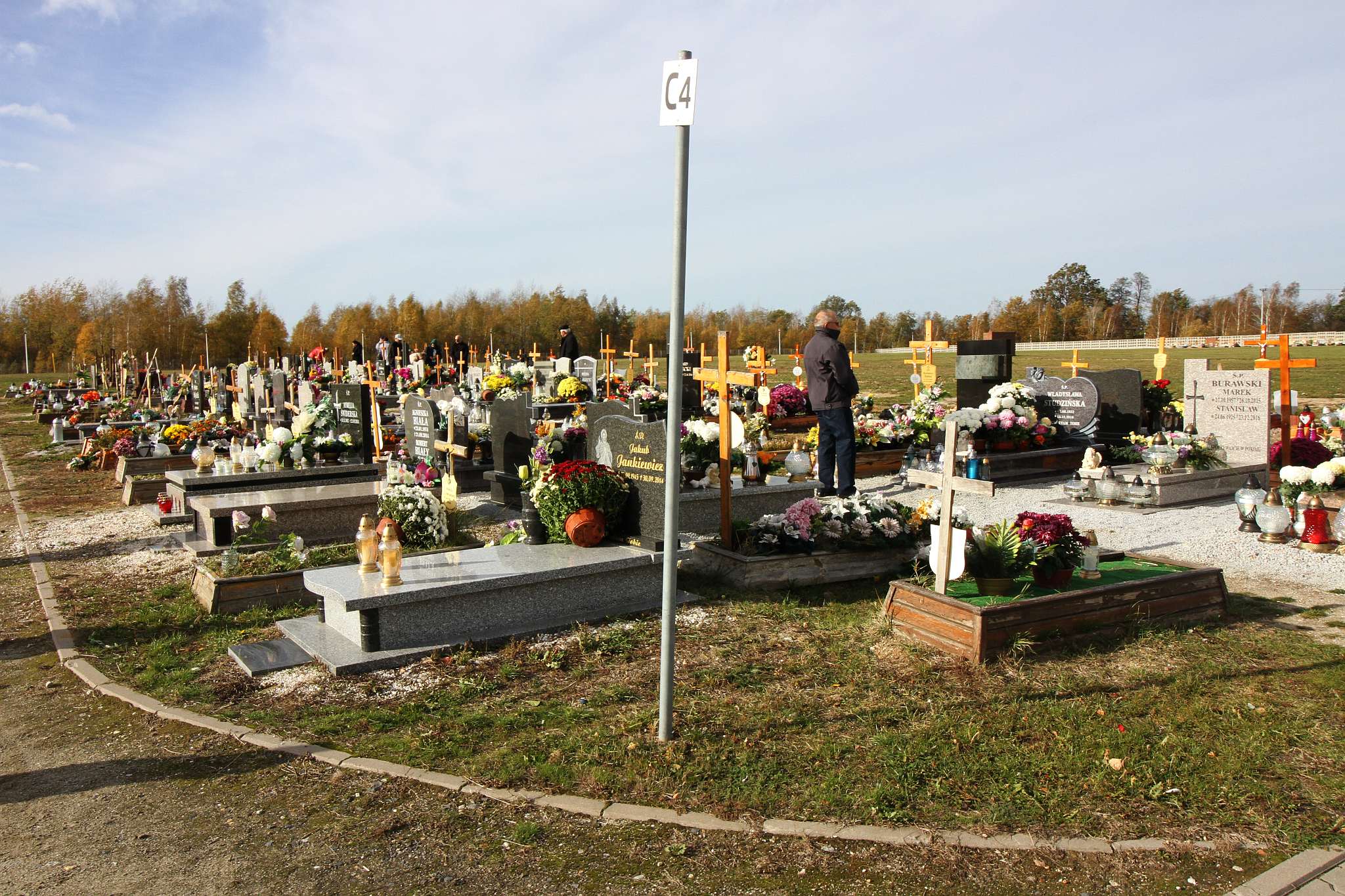Legniczanie odwiedzają groby na cmentarzu w Jaszkowie