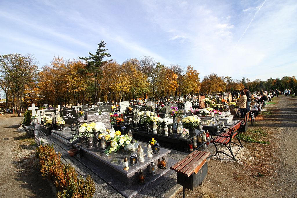 Legniczanie odwiedzają groby bliskich na legnickiej nekropolii