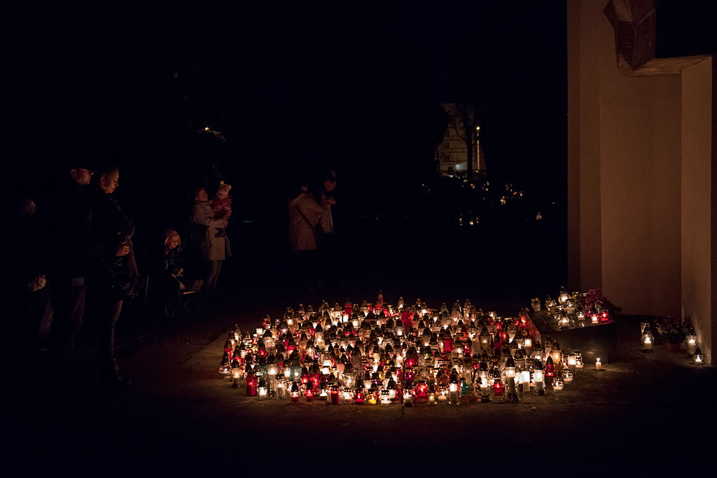 Wieczorny widok legnickiej nekropolii przy ulicy Wrocławskiej