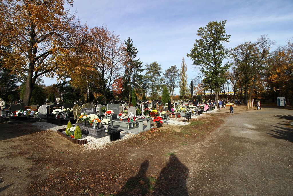 Legniczanie odwiedzają groby bliskich na legnickiej nekropolii